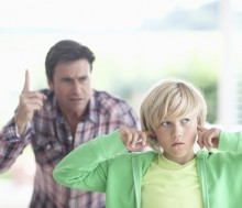 No le encerréis en una situación negativa