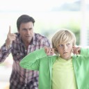 No le encerréis en una situación negativa