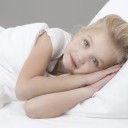 Colocarle cerca todo cuanto pueda necesitar