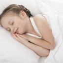 Una habitación o cama sin demasiados objetos