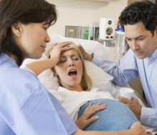 Dar a luz estirada, en postura “ginecológica” 