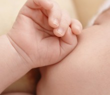 Por qué el bebé chupa con desespero al principio 