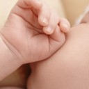 Por qué el bebé chupa con desespero al principio 