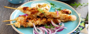 Brochetas con salsa de yogur