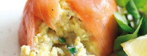 Timbales de huevos revueltos y salmón ahumado