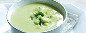 Sopa fría de guisantes y menta con ensalada de habas