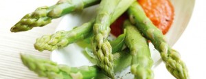 Espárragos con salsa de pimiento rojo