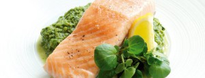 Salmón con puré de guisantes y berros