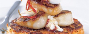 Vieiras a la plancha con mermelada de chiles y crema fresca sobre rösti de patata y zanahoria