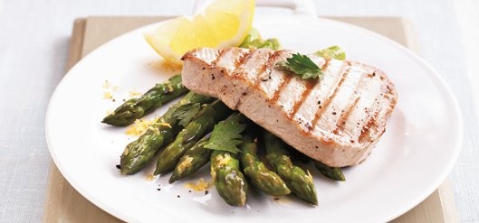 Filete de atún con espárragos