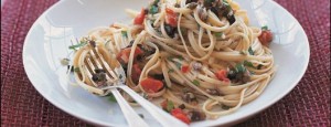 Linguine con olivada de anchoas, tomates y alcaparras