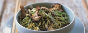 Fideos con setas shiitake y pesto asiático