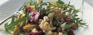 Ensalada de guisantes, remolacha y coliflor al huevo con curry