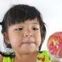 Mi suegra da de comer en exceso a mi hija - El psicólogo responde