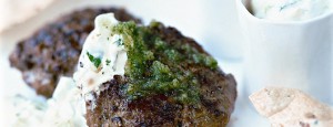 Hamburguesas de cordero con tzatziki, chutney de menta fresca y tortas indias