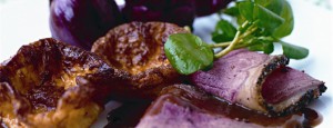 Ternera a la pimienta asada en su jugo, con buñuelos de yorkshire y salsa de rábanos